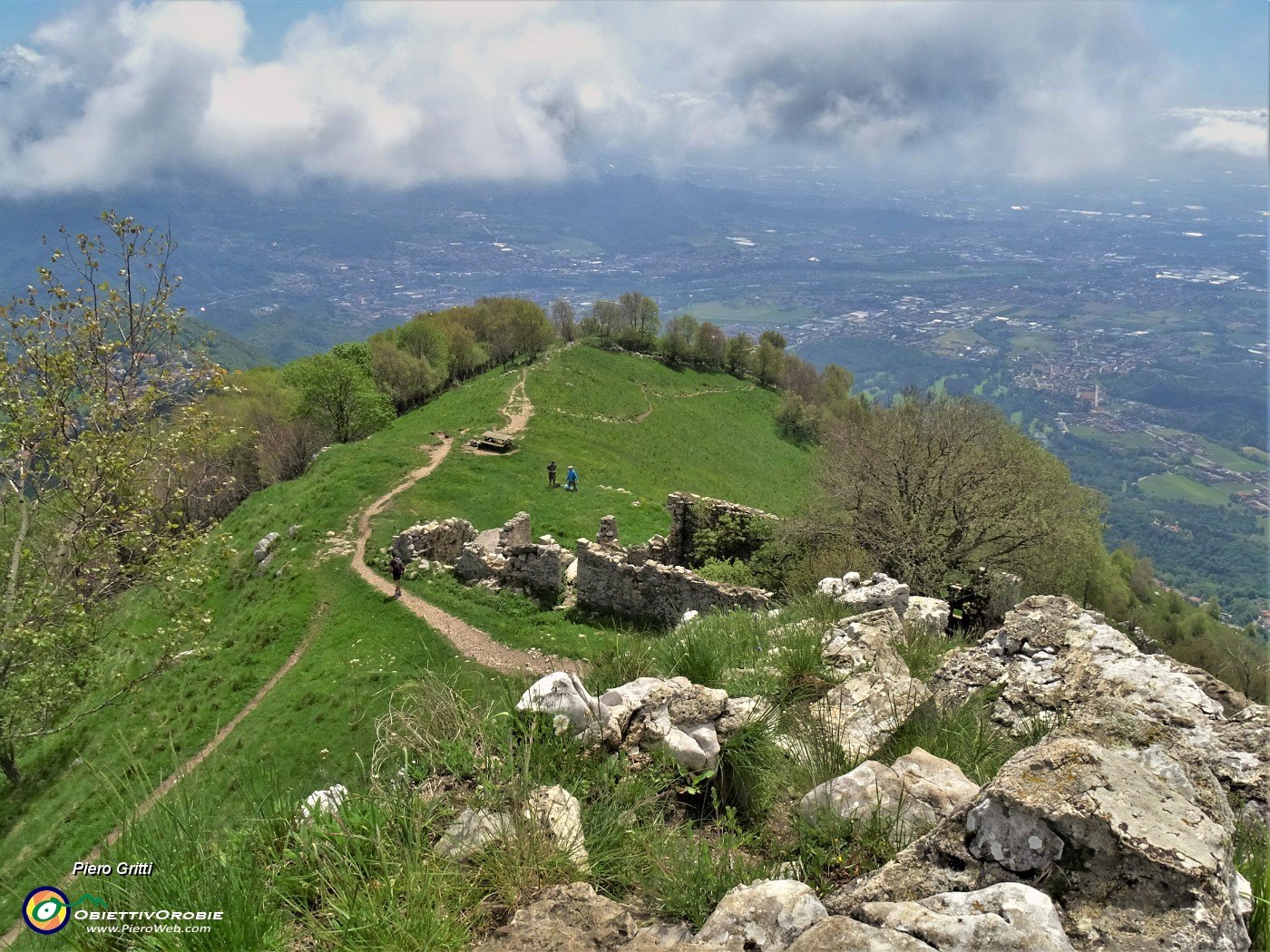 66 In discesa sul sent. 571 con nuvoloni in cielo.JPG